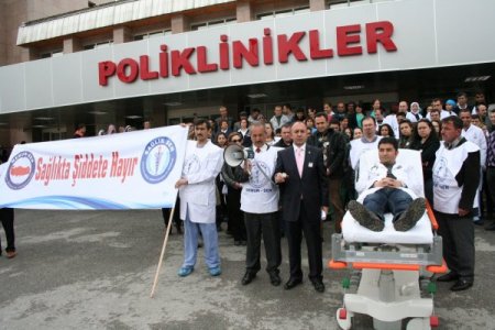 Erzincan'da Doktora Şiddet Protesto Edildi