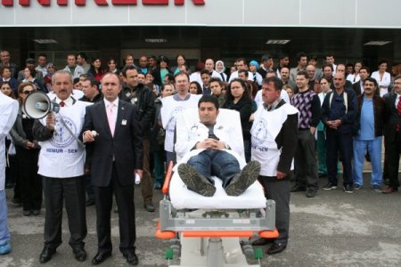 Erzincan'da Doktora Şiddet Protesto Edildi
