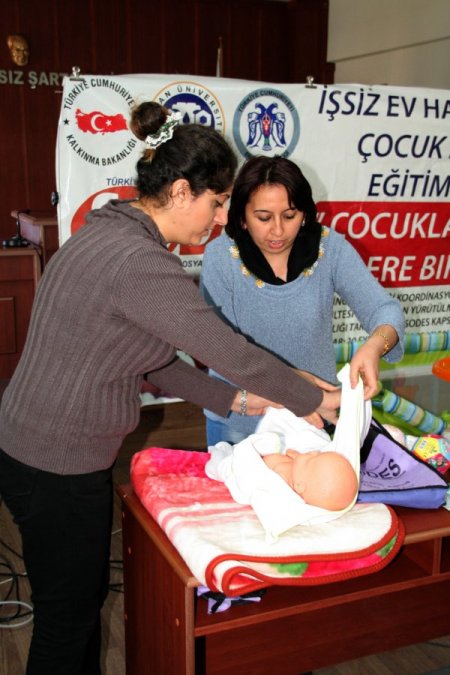 Erzincan'da ev hanımlarına çocuk bakım kursu veriliyor