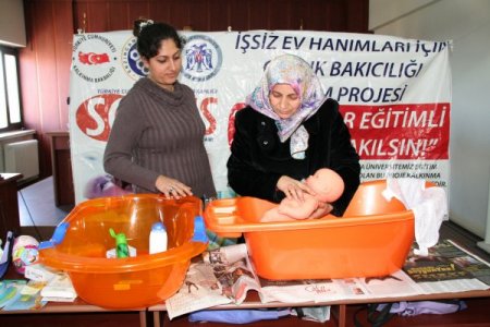Erzincan'da ev hanımlarına çocuk bakım kursu veriliyor