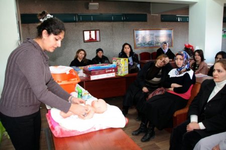 Erzincan'da ev hanımlarına çocuk bakım kursu veriliyor