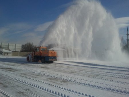 Erzincan'da futbol sahası kar makinesi ile temizlendi