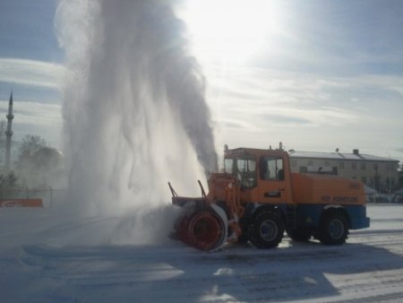 Erzincan'da futbol sahası kar makinesi ile temizlendi