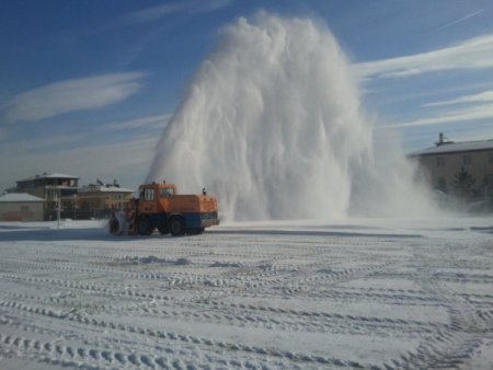 Erzincan'da futbol sahası kar makinesi ile temizlendi