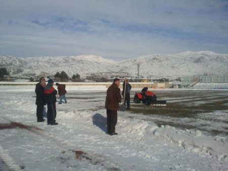 Erzincan'da futbol sahası kar makinesi ile temizlendi
