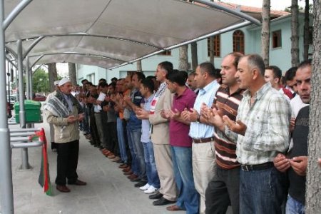 Erzincan'da Gıyabi Cenaze Namazından Sonra İsrail Bayrağı Yakıldı
