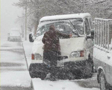 Erzincan'da kar şehri beyaza bürüdü