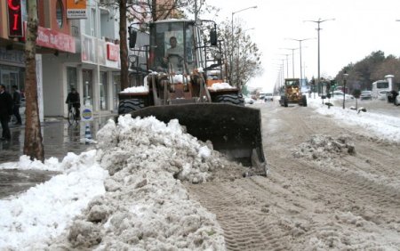Erzincan'da karla mücadele çalışmaları aralıksız sürüyor