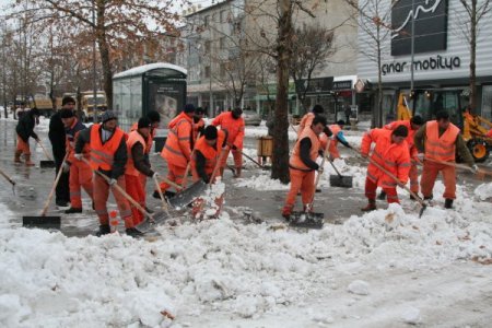 Erzincan'da karla mücadele çalışmaları aralıksız sürüyor