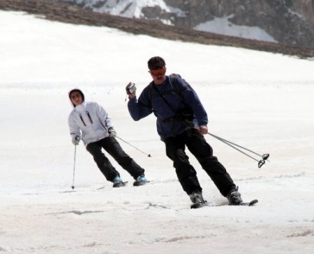 Erzincan'da mayıs ayında kayak keyfi