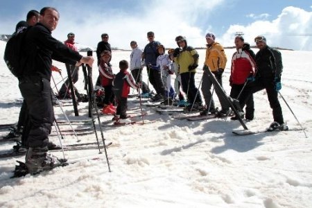 Erzincan'da mayıs ayında kayak keyfi