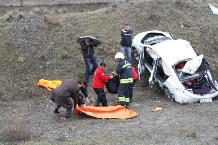 Erzincan'da otomobil şarampole uçtu: 1 ölü, 3 yaralı