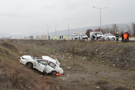 Erzincan'da otomobil şarampole uçtu: 1 ölü, 3 yaralı