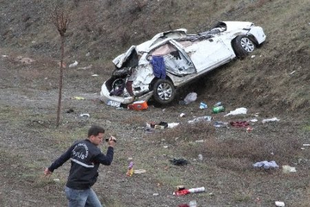 Erzincan'da otomobil şarampole uçtu: 1 ölü, 3 yaralı