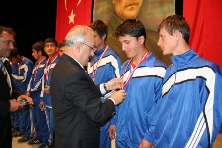 Erzincan'da 'Sporcu Canlar Kardeş Okullar' Turnuvasında Kupalar Verildi