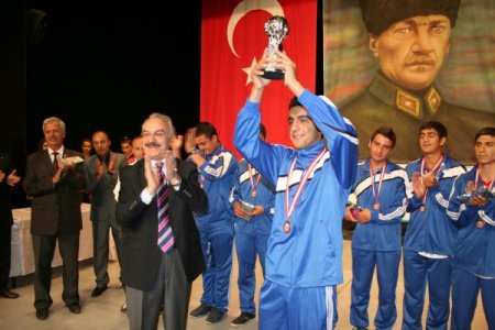 Erzincan'da 'Sporcu Canlar Kardeş Okullar' Turnuvasında Kupalar Verildi