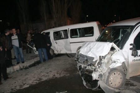Erzincan'da Trafik Kazası: 9 Yaralı