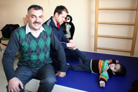 Erzincan'da 'uzay terapisi' sayesinde bedensel engelliler yürümeyi öğreniyor