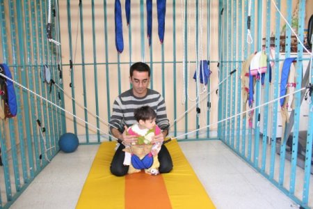 Erzincan'da 'uzay terapisi' sayesinde bedensel engelliler yürümeyi öğreniyor