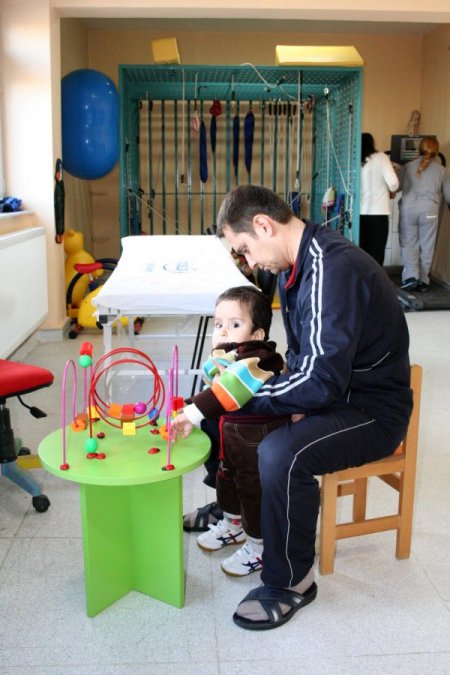 Erzincan'da 'uzay terapisi' sayesinde bedensel engelliler yürümeyi öğreniyor