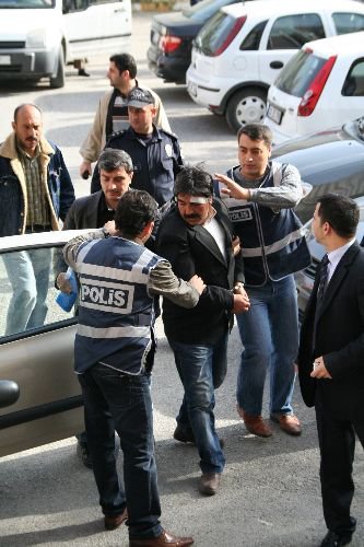 Erzincan'daki Cinayet Zanlısı Adliyeye Çıkarıldı