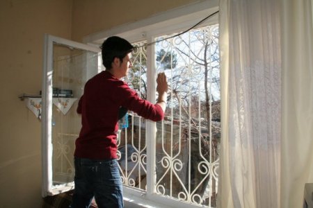 Erzincan'ın gönüllü gençleri yaşlıların evini temizleyip, eksiklerini gideriyor