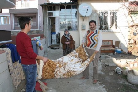 Erzincan'ın gönüllü gençleri yaşlıların evini temizleyip, eksiklerini gideriyor