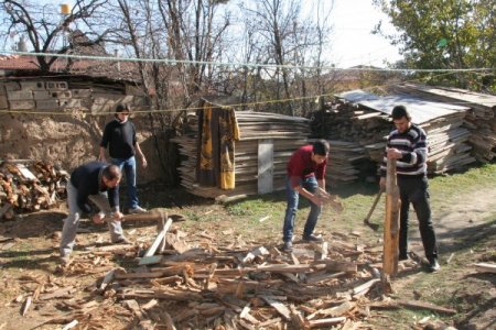 Erzincan'ın gönüllü gençleri yaşlıların evini temizleyip, eksiklerini gideriyor