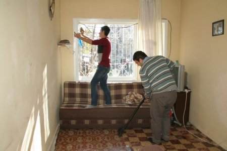 Erzincan'ın gönüllü gençleri yaşlıların evini temizleyip, eksiklerini gideriyor