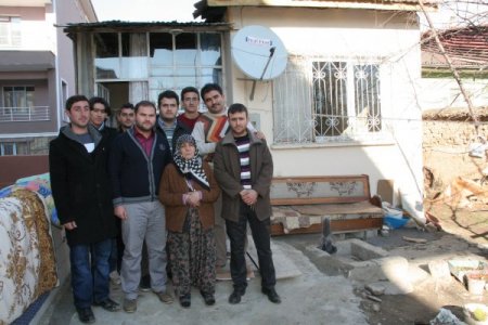 Erzincan'ın gönüllü gençleri yaşlıların evini temizleyip, eksiklerini gideriyor