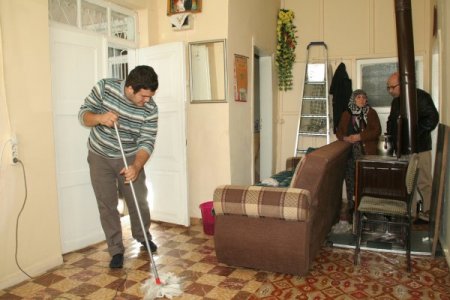 Erzincan'ın gönüllü gençleri yaşlıların evini temizleyip, eksiklerini gideriyor