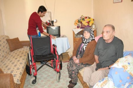 Erzincan'ın gönüllü gençleri yaşlıların evini temizleyip, eksiklerini gideriyor
