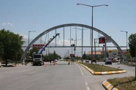 Erzincan'ın İlk Üst Geçidinin Montajına Başlandı