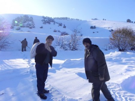 Erzincanlı avcılar yaban hayvanları için yem bıraktı