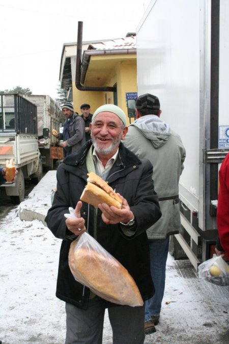 Erzincanlı esnaf şükür kurbanını kavurma yapıp ekmek arası dağıttı