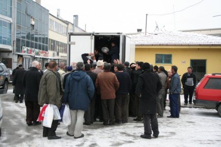 Erzincanlı esnaf şükür kurbanını kavurma yapıp ekmek arası dağıttı