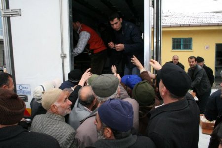 Erzincanlı esnaf şükür kurbanını kavurma yapıp ekmek arası dağıttı