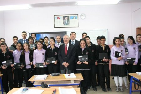 Erzincanlı öğrenciler, tablet bilgisayara kavuştu