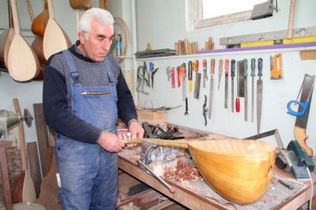 Erzincanlı usta saz üstatlarına bağlama yapıyor ama çalmasını bilmiyor