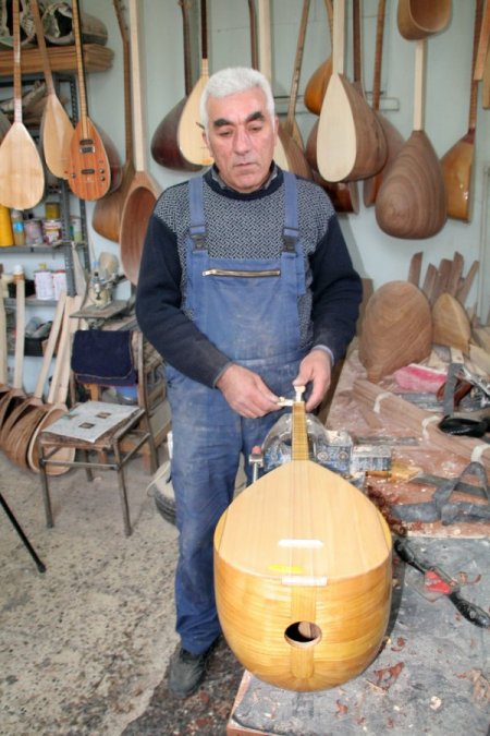 Erzincanlı usta saz üstatlarına bağlama yapıyor ama çalmasını bilmiyor