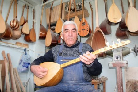 Erzincanlı usta saz üstatlarına bağlama yapıyor ama çalmasını bilmiyor