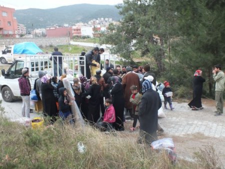 Erzin'de Suriyeli mülteciler için yardım kampanyası