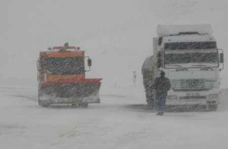Erzurum-bingöl Karayolunda Araçlar Mahsur Kaldı