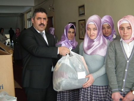 Erzurum Deniz Feneri'nden imam hatip liseli kız öğrencilere yardım