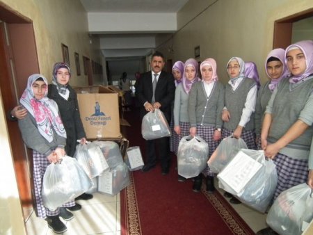 Erzurum Deniz Feneri'nden imam hatip liseli kız öğrencilere yardım