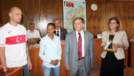 Erzurum İl Genel Meclisi Elvan'a Küpe, Antrenörüne Tespih Hediye Etti