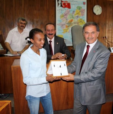 Erzurum İl Genel Meclisi Elvan'a Küpe, Antrenörüne Tespih Hediye Etti