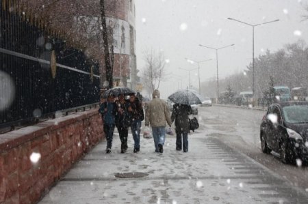 Erzurum’a Nisan Karı Yağdı, Şehir Beyaza Büründü