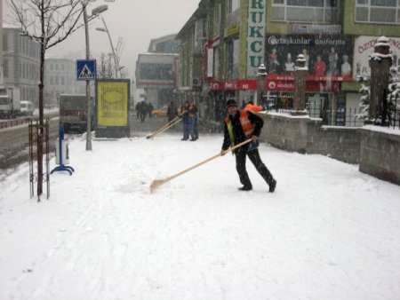 Erzurum'da 100'den fazla köy yolu ulaşıma kapandı