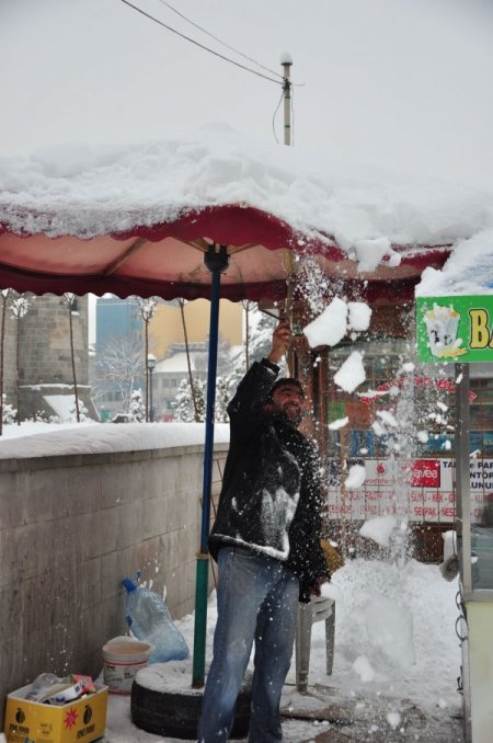 Erzurum’da başlayan kar yağışı aralıklarla devam ediyor
